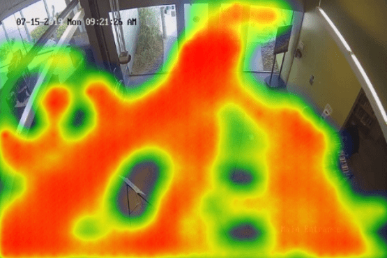 Interno di una stazione ferroviaria affollata